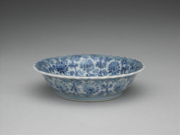 青花番蓮紋菊瓣口碟