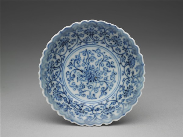 青花番蓮紋菊瓣口碟