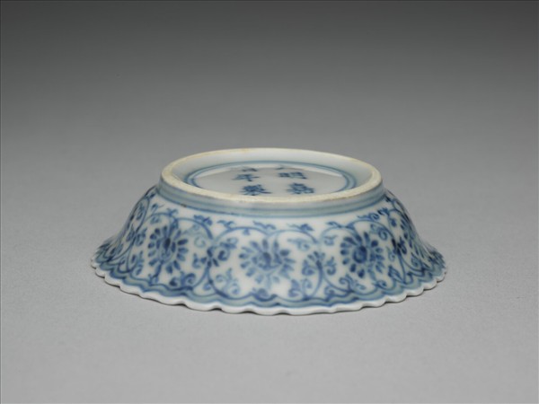 青花番蓮紋菊瓣口碟