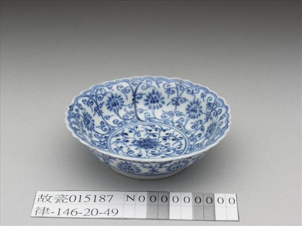青花番蓮紋菊瓣口碟