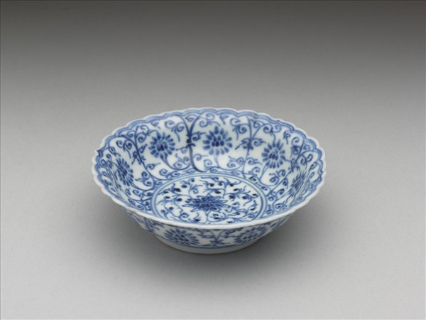 青花番蓮紋菊瓣口碟