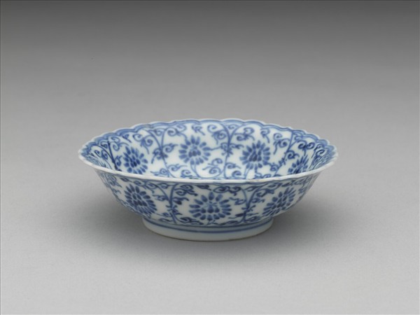青花番蓮紋菊瓣口碟