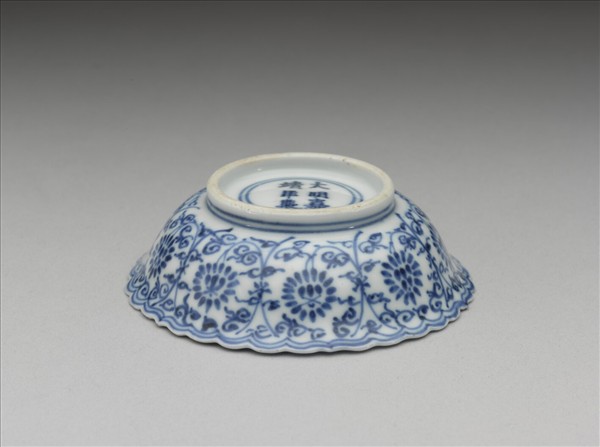 青花番蓮紋菊瓣口碟