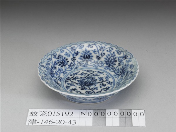 青花番蓮紋菊瓣口碟