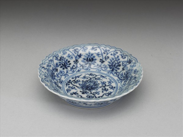 青花番蓮紋菊瓣口碟