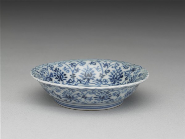 青花番蓮紋菊瓣口碟