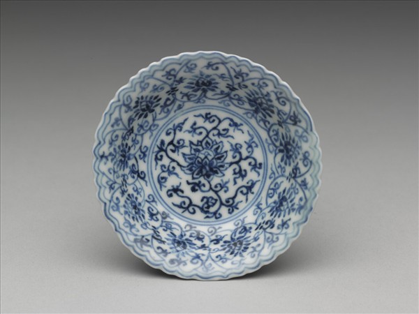 青花番蓮紋菊瓣口碟