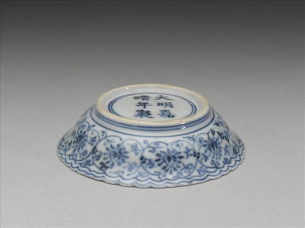 青花番蓮紋菊瓣口碟