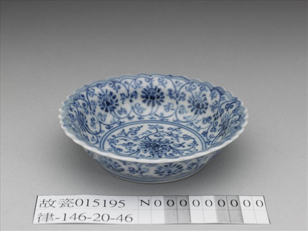青花番蓮紋菊瓣口碟