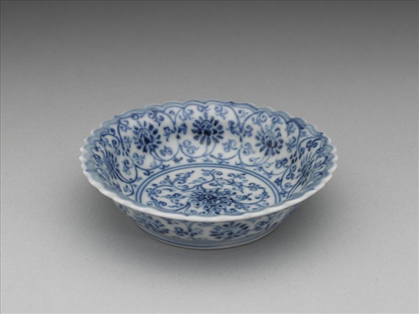 青花番蓮紋菊瓣口碟