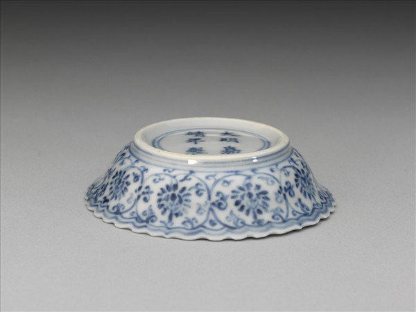 青花番蓮紋菊瓣口碟