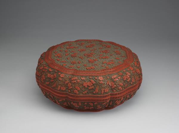 剔彩冰梅紋瓣式盒