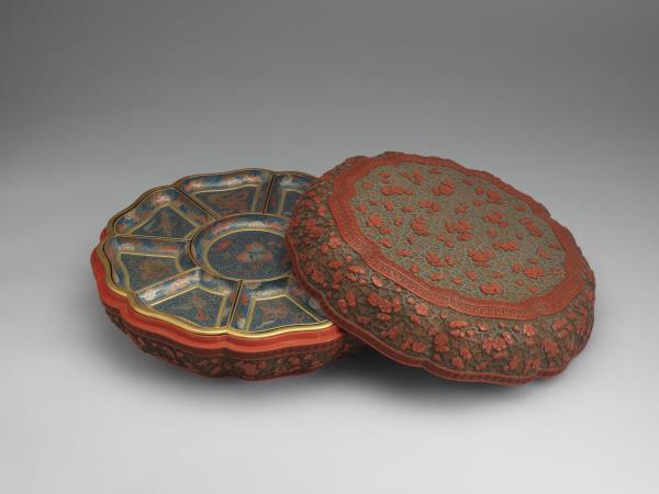 剔彩冰梅紋瓣式盒