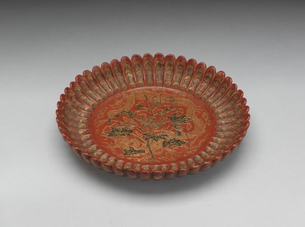 鎗金填漆牡丹龍紋菊瓣盤