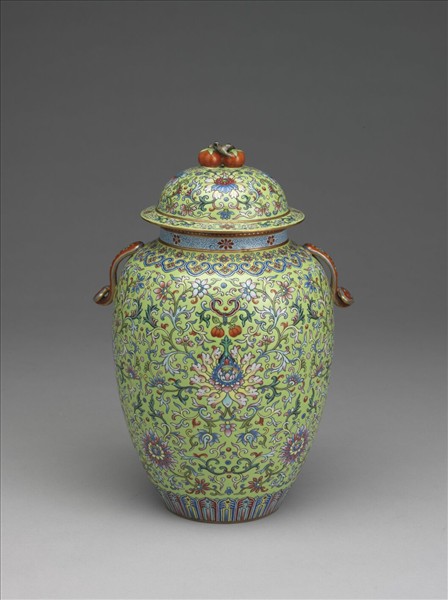 綠地粉彩番蓮紋雙耳蓋罐