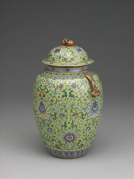 綠地粉彩番蓮紋雙耳蓋罐