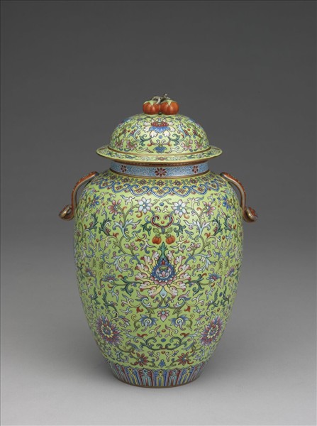 綠地粉彩番蓮紋雙耳蓋罐