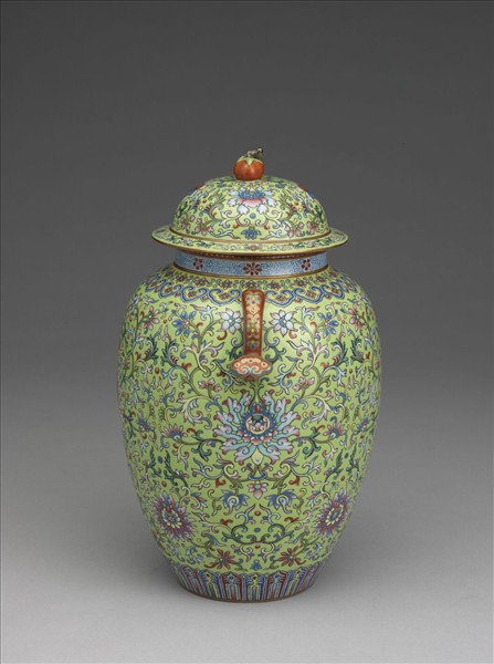 綠地粉彩番蓮紋雙耳蓋罐