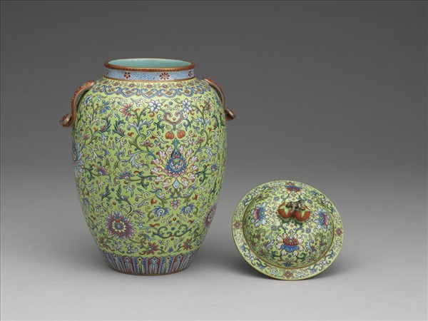 綠地粉彩番蓮紋雙耳蓋罐