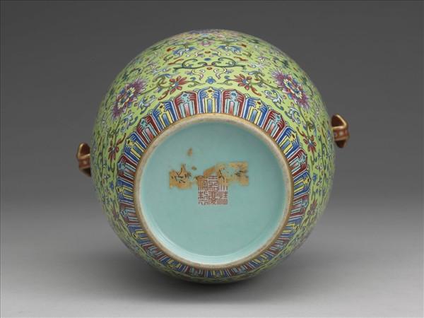 綠地粉彩番蓮紋雙耳蓋罐