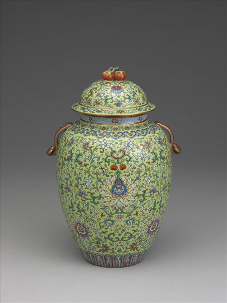 綠地粉彩番蓮紋雙耳蓋罐