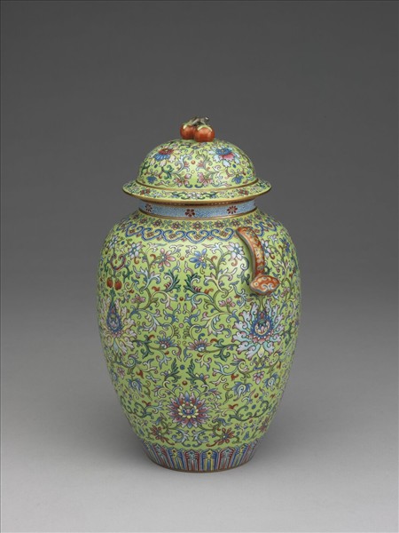 綠地粉彩番蓮紋雙耳蓋罐