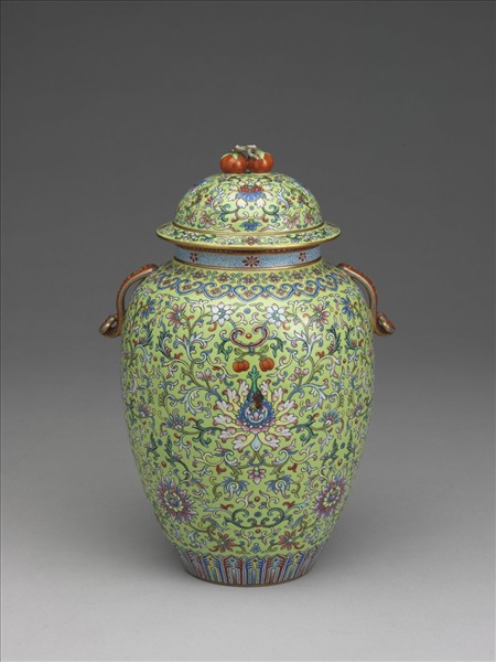 綠地粉彩番蓮紋雙耳蓋罐