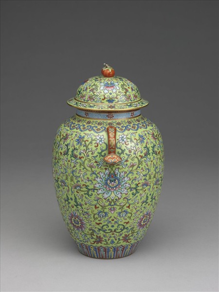 綠地粉彩番蓮紋雙耳蓋罐