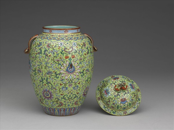 綠地粉彩番蓮紋雙耳蓋罐