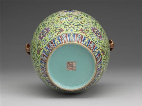 綠地粉彩番蓮紋雙耳蓋罐