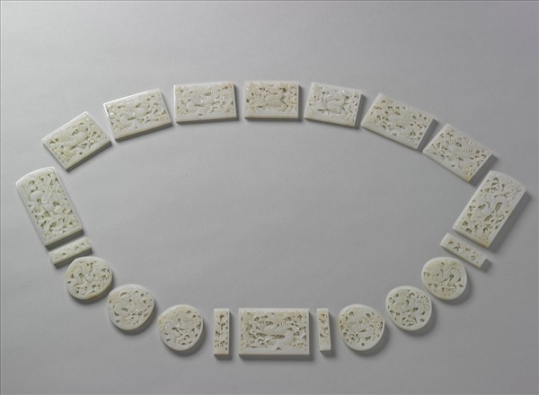 玉魚龍花草紋帶飾