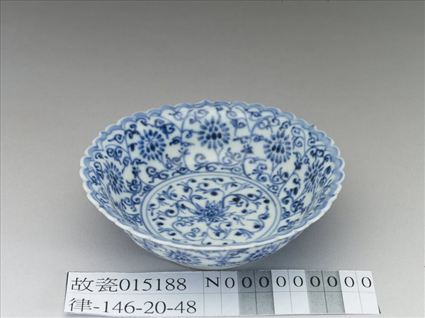 青花番蓮紋菊瓣口碟