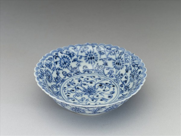 青花番蓮紋菊瓣口碟