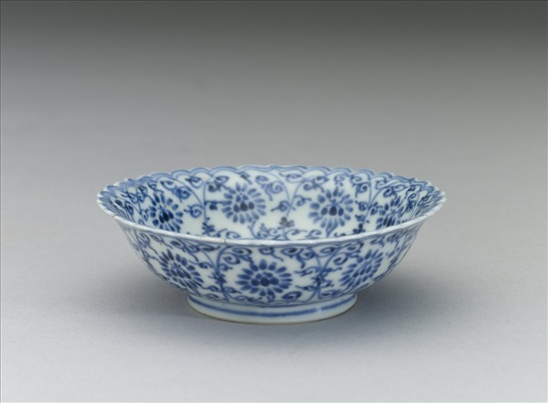 青花番蓮紋菊瓣口碟