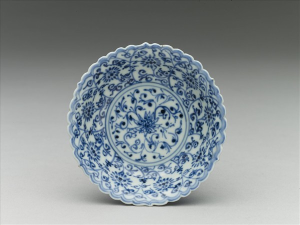 青花番蓮紋菊瓣口碟