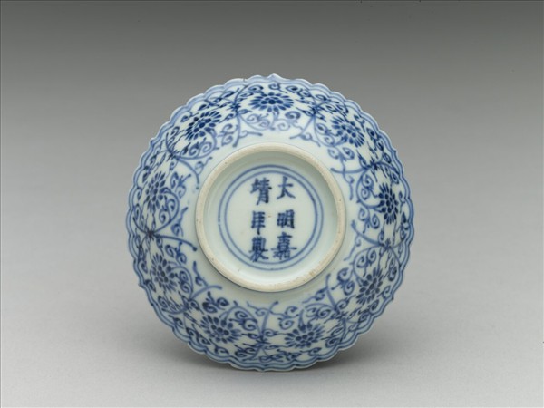 青花番蓮紋菊瓣口碟