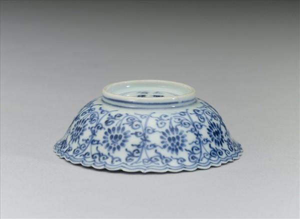 青花番蓮紋菊瓣口碟