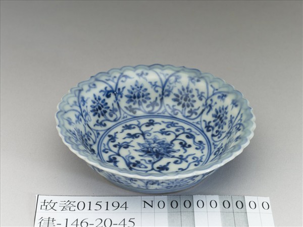 青花番蓮紋菊瓣口碟