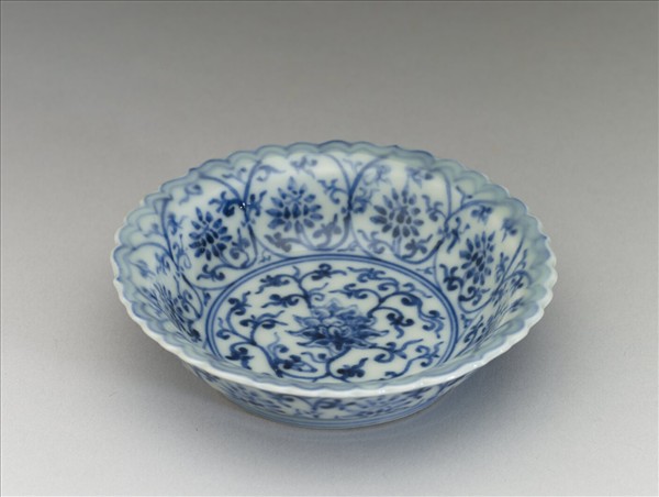 青花番蓮紋菊瓣口碟