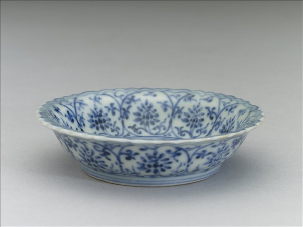 青花番蓮紋菊瓣口碟