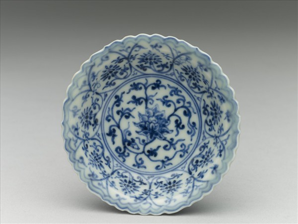 青花番蓮紋菊瓣口碟
