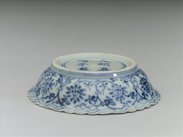 青花番蓮紋菊瓣口碟