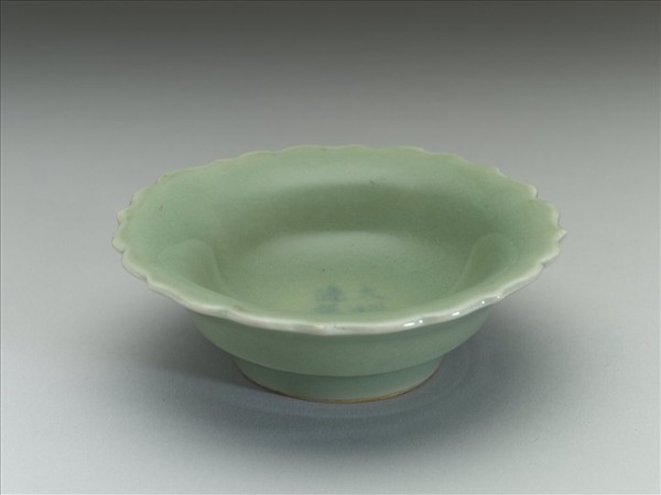 青瓷劃花靈芝蓮花式碟