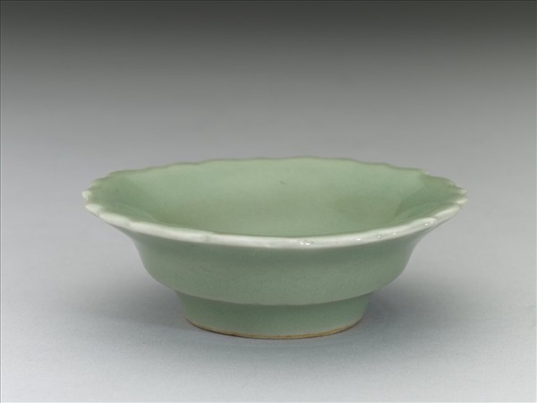 青瓷劃花靈芝蓮花式碟