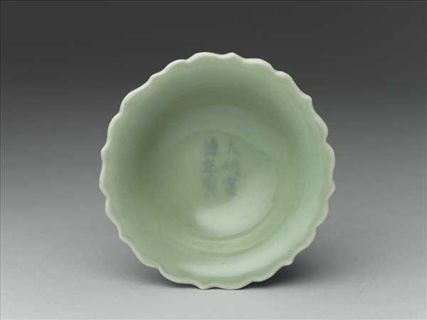 青瓷劃花靈芝蓮花式碟