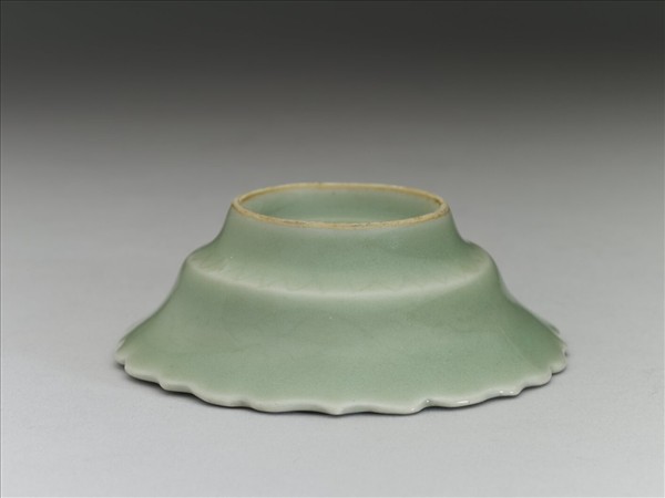 青瓷劃花靈芝蓮花式碟