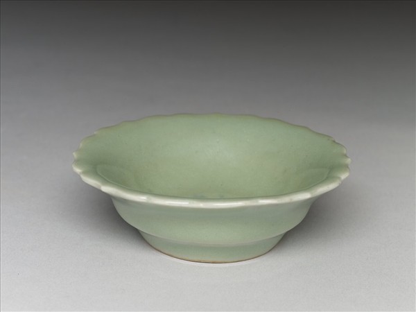 青瓷劃花靈芝蓮花式碟