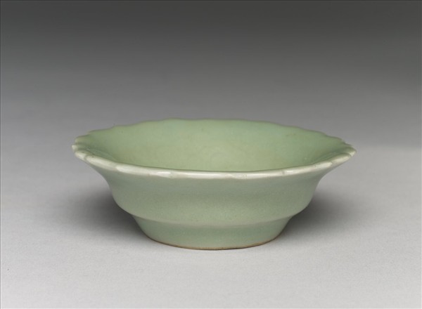 青瓷劃花靈芝蓮花式碟