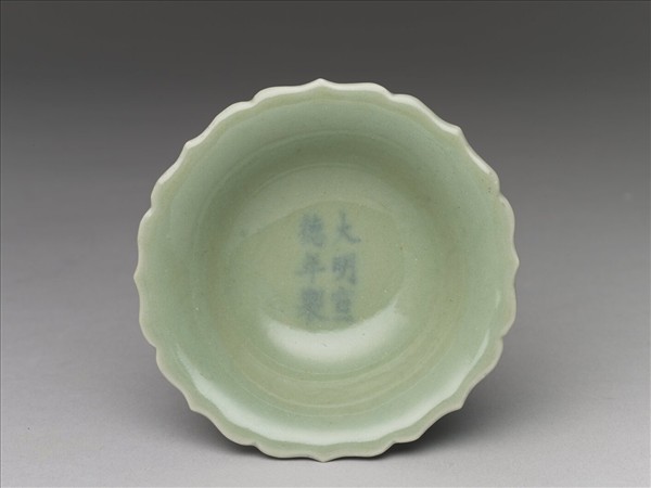 青瓷劃花靈芝蓮花式碟