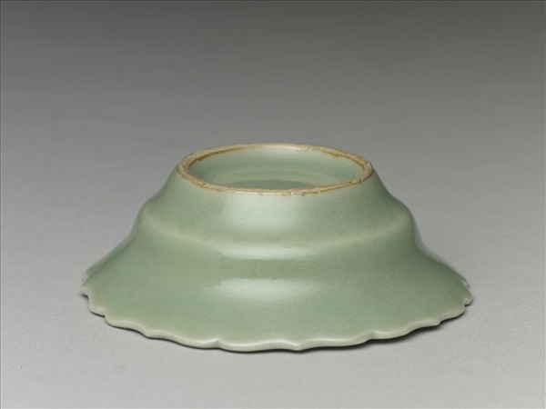 青瓷劃花靈芝蓮花式碟